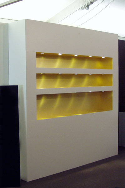 Ausstellungsregal Venedig beleuchtet